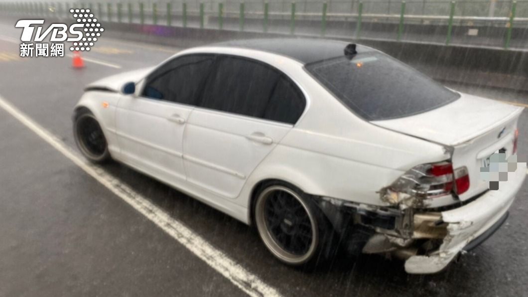小轎車車頭、車尾毀損。（圖／TVBS）