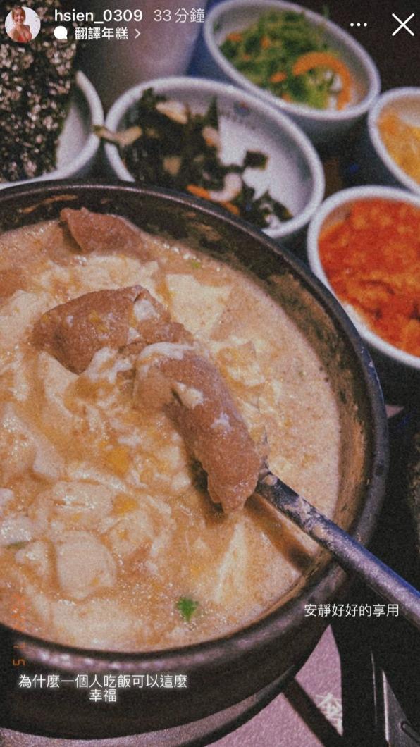 小嫻認為一個人吃飯很幸褔。(圖/翻攝自小嫻臉書)