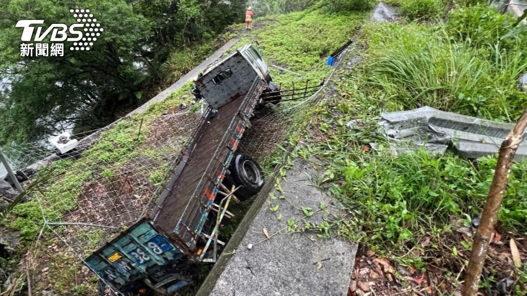 路太滑!大貨車北宜過彎撞山壁失控衝破護欄 墜3米高邊坡