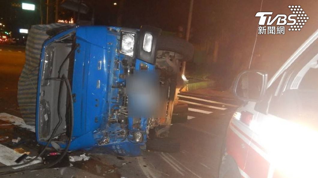 號誌頻繁故障!台中七期兩車擦撞 貨車側翻三人掛彩