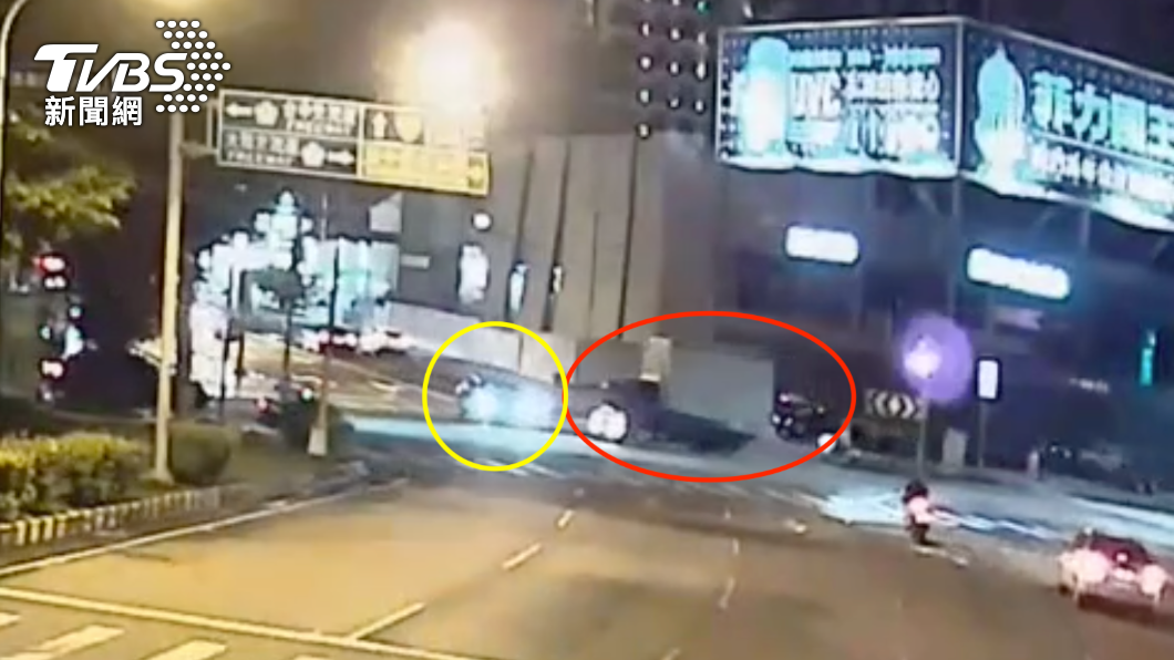 兩車在路口發生擦撞。（圖／TVBS）