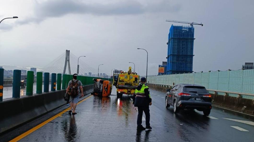 午後雷雨釀禍!新北連2起打滑事故 BMW撞護欄、小轎車翻覆