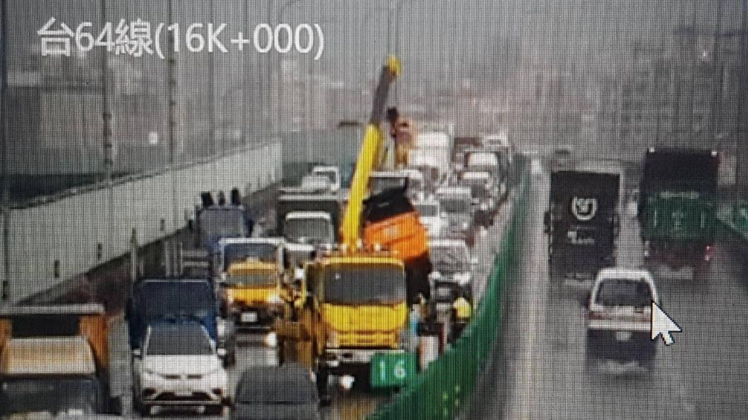 拖吊車到場將翻覆的車輛拖吊。（圖／新北交控）