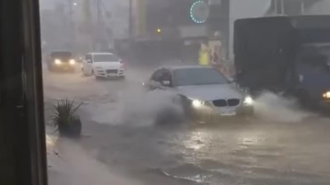 免費滑水道?大雨猛掃桃園「道路淹成河」 騎士慘牽車走