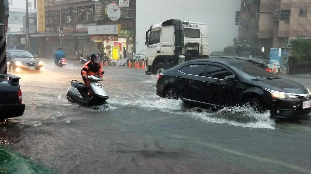 民眾只能牽著車走。(圖/翻攝自「內壢人大小事」)