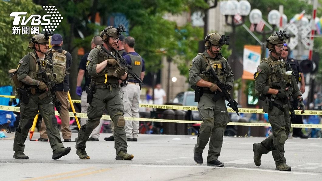 軍警荷槍實彈進駐槍擊現場。(圖/達志影像美聯社)
