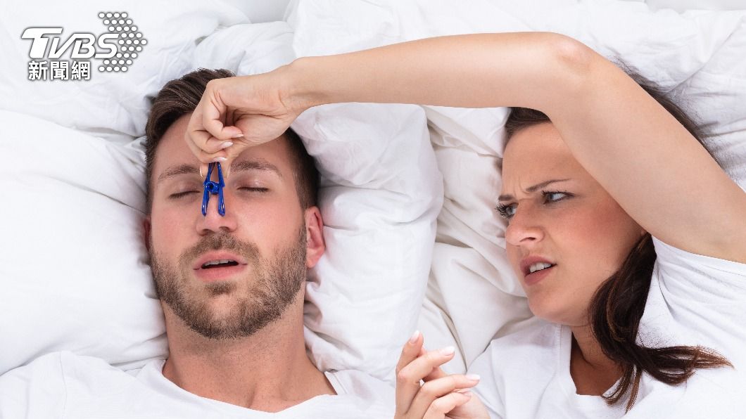 打鼾也會影響枕邊人睡眠。(示意圖,非當事人/shutterstock達志影像)