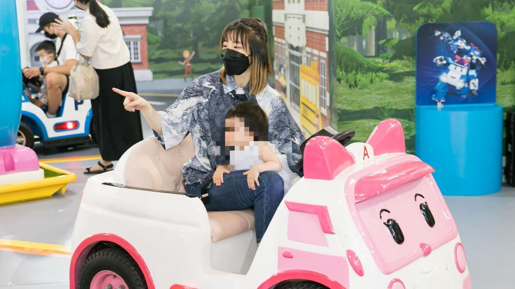羅小白的女兒最愛粉色的救護車「安寶」。(圖/寬宏提供)