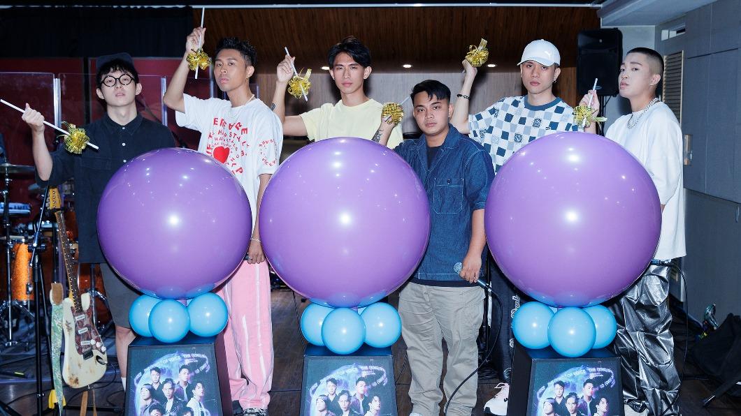 6人出席記者會戳破氣球。（圖／索尼提供）