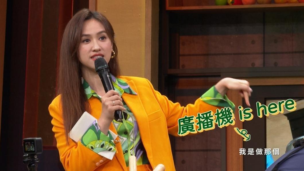 吳姍儒笑稱節目變成「只聞聲不見影」的廣播節目。（圖／東森提供）