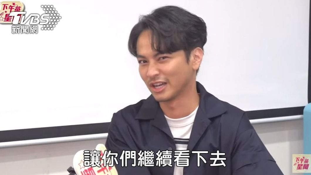 楊銘威訪談時也展現幽默風格。（圖／翻攝自《下午茶星聞》YT頻道）