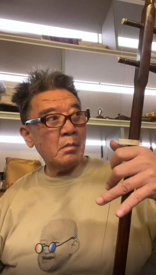 李立群拉胡琴。（圖／翻攝自李立群抖音）