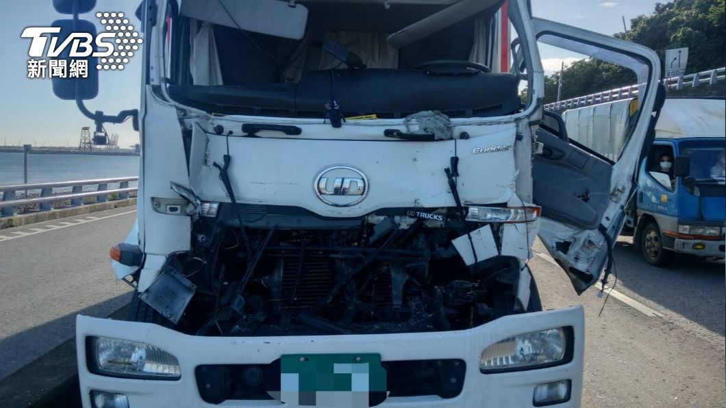 台61線事故!大貨車煞不住追撞前車 肇事駕駛一度受困
