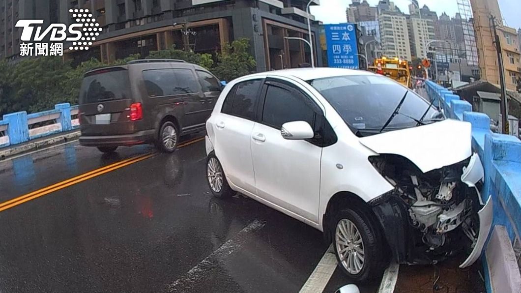 林男撞上橋墩後車頭全毀。(圖/TVBS)