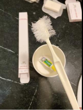 原PO分享自己只使用過2次的牙刷。（圖／翻攝自爆廢公社公開版　臉書）
