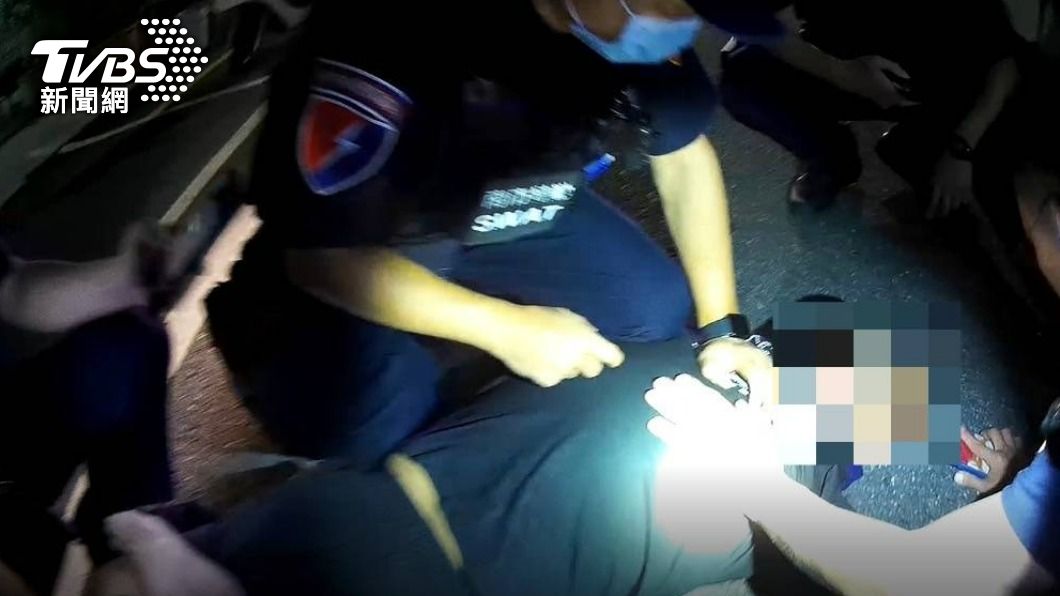 台南鬧區傳槍響!毒蟲拒檢街頭狂飆 警包夾、鳴槍逮人