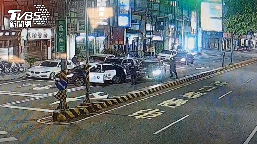 蔡嫌卡在車陣中無法動彈。（圖／TVBS）