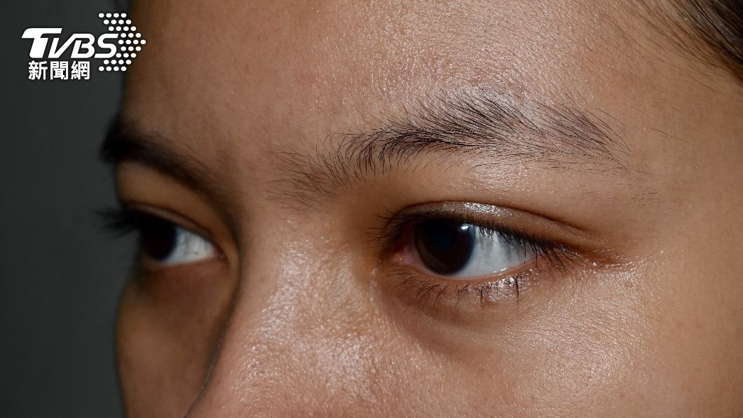 眉毛較稀疏的女生容易展現出活潑外放的性格。(示意圖/shutterstock達志影像)
