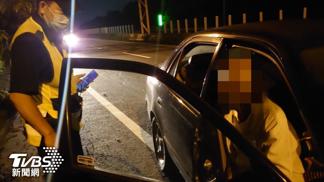 巡邏的員警發現是一對老夫妻。（圖／TVBS）