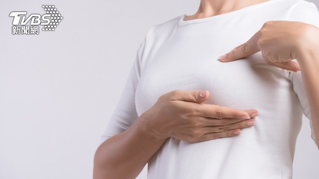 乳房、腋下摸到硬塊應儘速就醫。(示意圖/shutterstock達志影像)