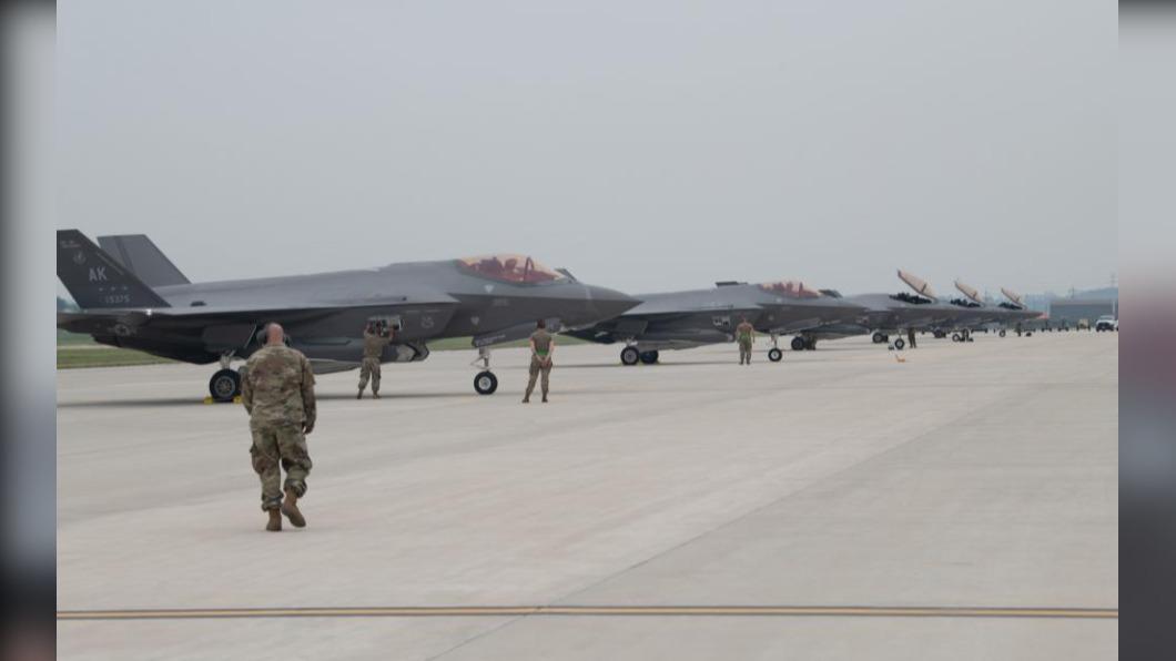 六架美軍F-35A戰機從阿拉斯加飛抵南韓群山基地。(圖片翻攝自美國空軍)