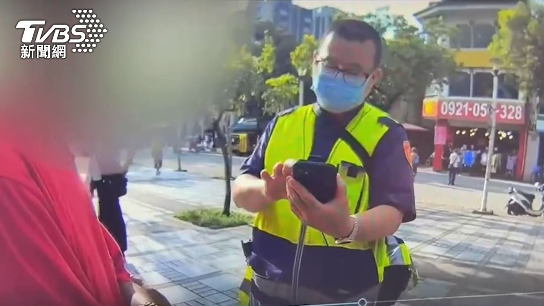 警員現場查詢比對身分,讓黃男啞口無言。(圖/TVBS)