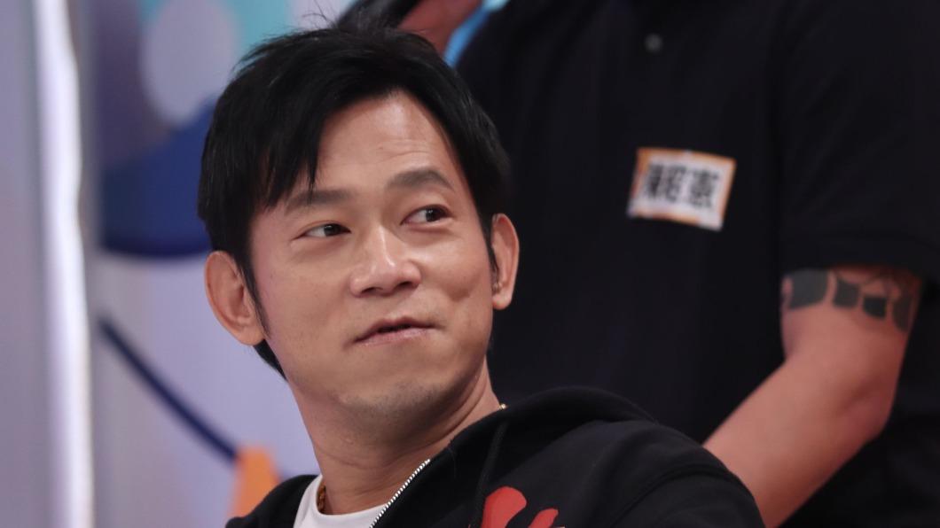 顏正國昔「戴腳鐐」奔父告別式 上完香離開成永遠的痛:我不孝