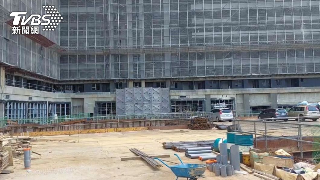 桃園青埔特區一處新建案引發安全疑慮。(圖/TVBS)