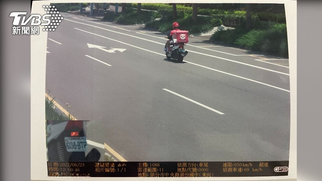 外送員騎機車超速被拍。(圖/TVBS)