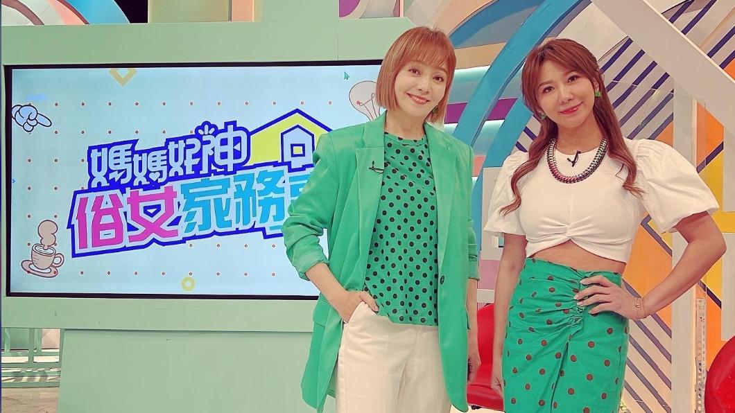 季芹(左)和佩甄搭檔的節目收攤。(圖/翻攝自佩甄臉書)