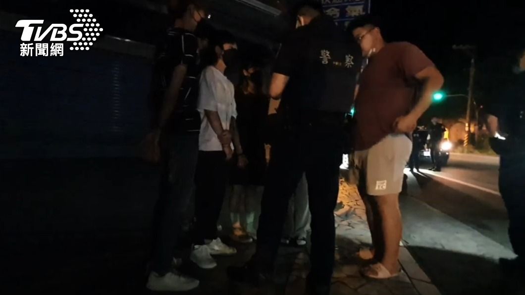 警方將人全數帶回依社維法移送裁罰。(圖/TVBS)