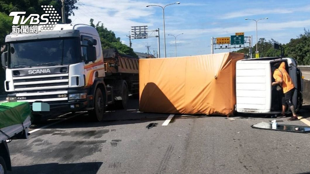 聯結車並行擦撞自小客 前方貨車衰被波及、重心不穩翻倒