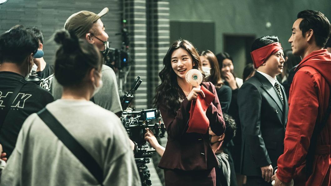 李主儐(中)飾演「最美人質」尾善。(圖/Netflix提供)