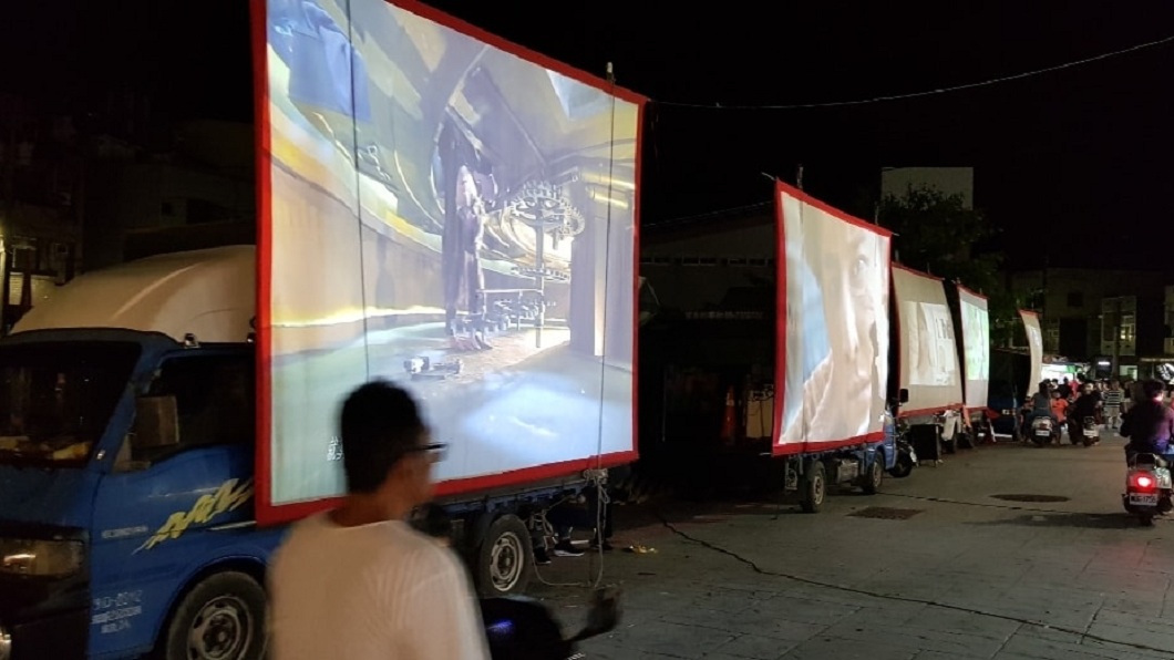 這勾起許多資深網友回憶並回應這是露天電影院的投影布幕。(圖/翻攝自爆廢公社)