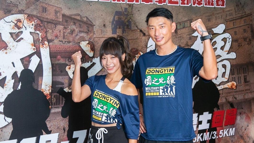 段慧琳(左)與賴俊龍參與賽事。(圖/東引軍事障礙賽提供)