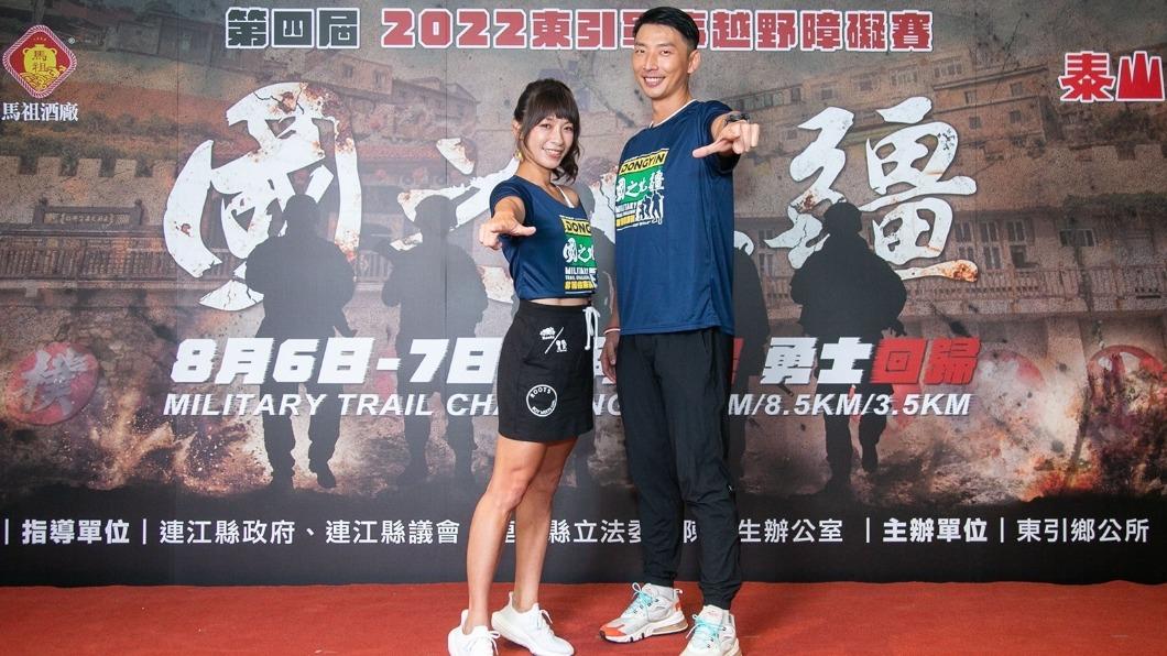 段慧琳(左)與賴俊龍參與比賽。(圖/東引軍事障礙賽提供)