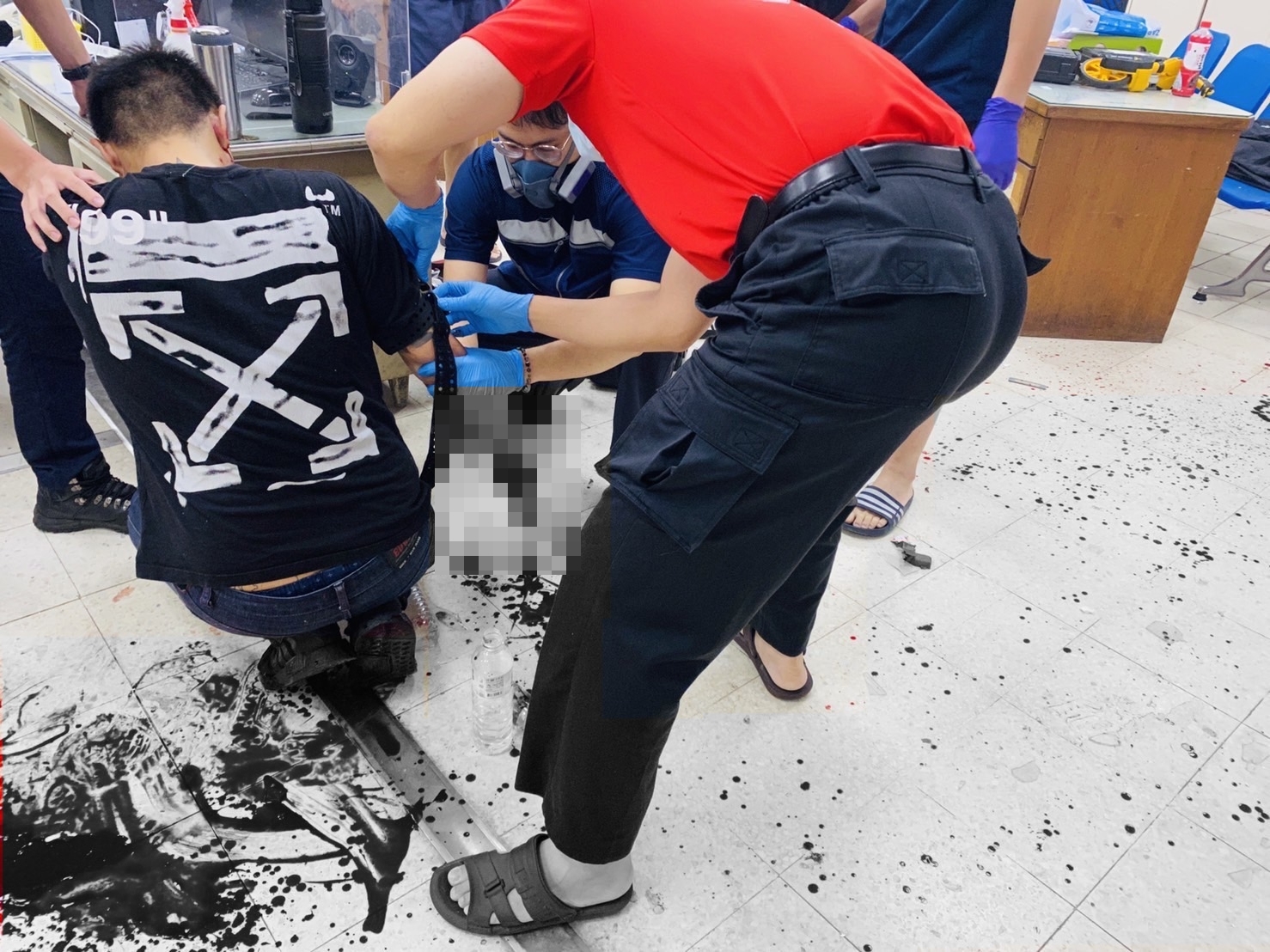 男子右手遭炸斷，警方第一時間了解傷勢。（圖經變色處理／翻攝自記者爆料網）