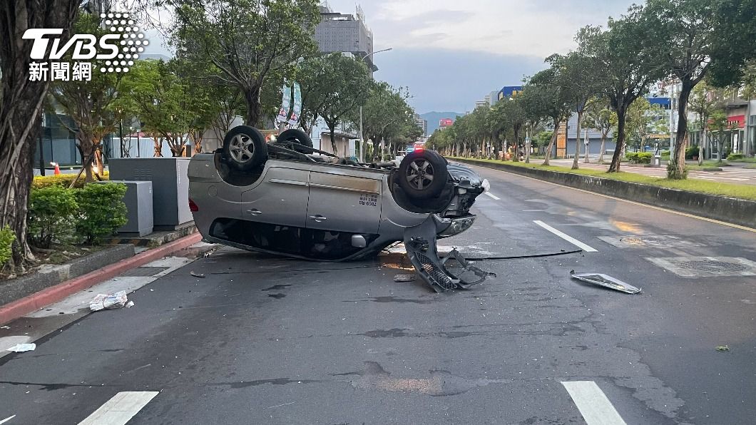 「浪浪」突衝上路中央 駕駛為閃避失控撞變電箱翻車