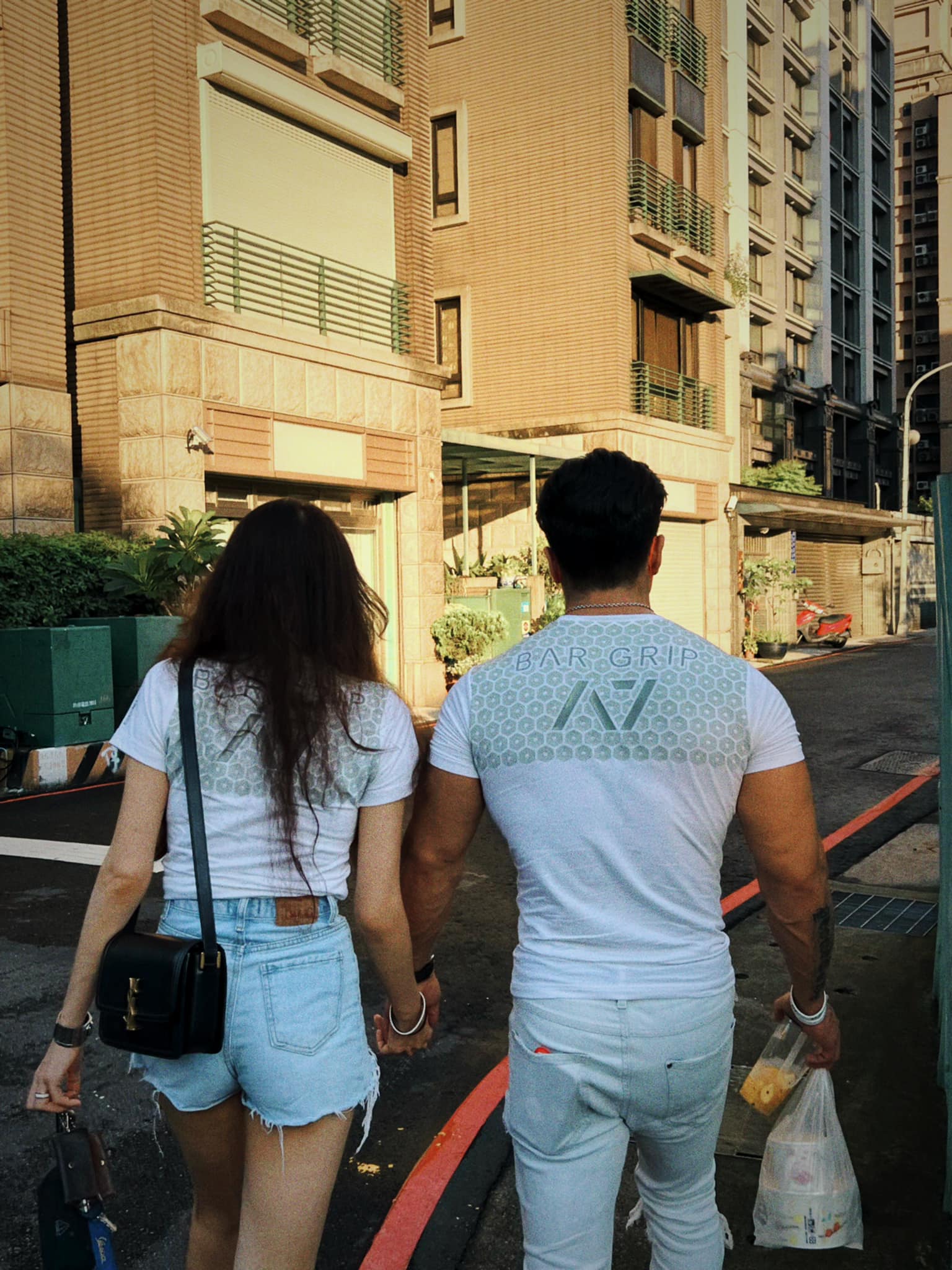 女方左手無名指先前就有戴戒指。(圖/翻攝自李沛旭臉書)