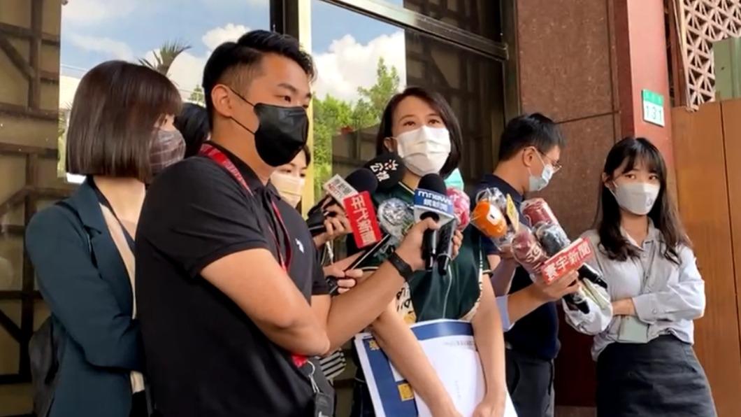 王鴻薇在台北地檢署前召開記者會。(圖/翻攝自王鴻薇臉書)
