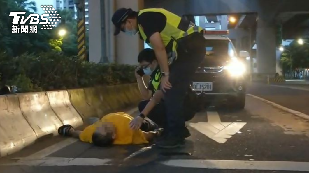 先生你還活著嗎?躺路中警叫不醒手測鼻息 一查竟是這原因