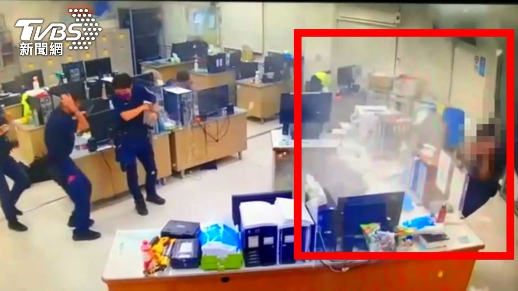 「撒旦之母」爆炸瞬間畫面曝!派出所煙霧迷漫 男手炸爛倒地