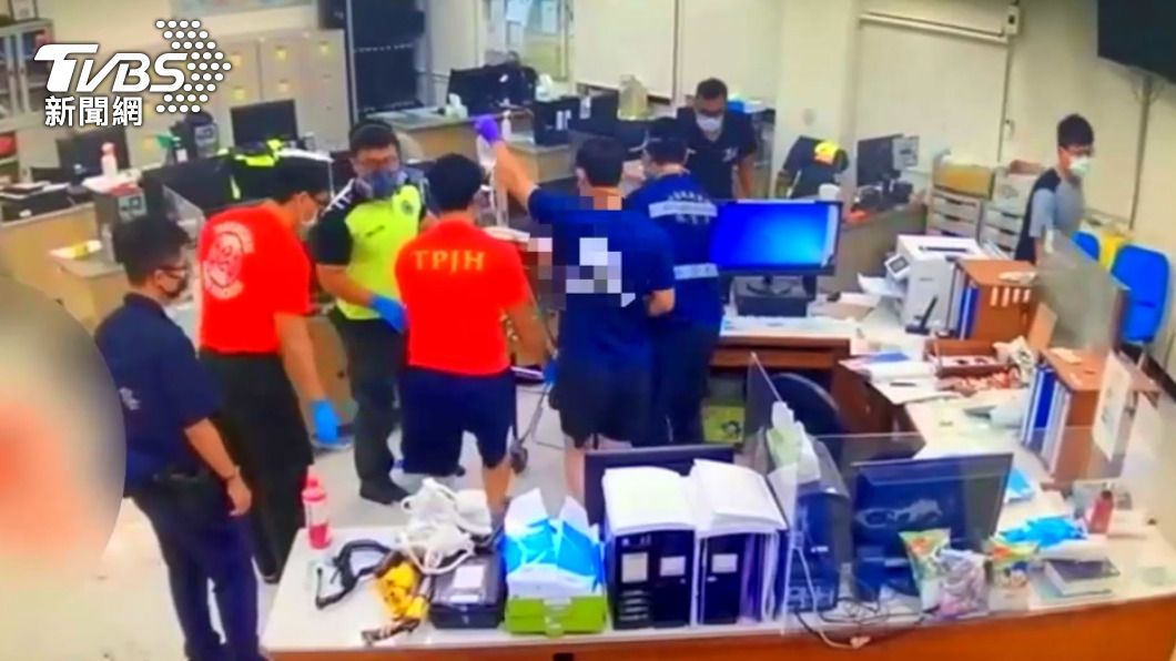 男子疑似誤觸,爆裂物突然炸開,警消協助送醫。圖/TVBS