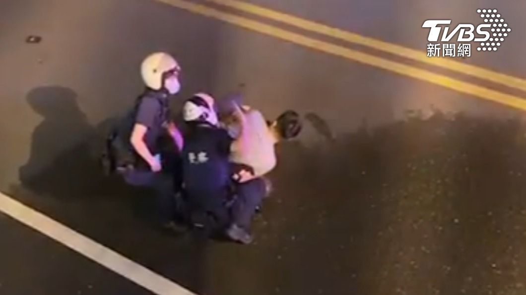 花蓮警順利將通緝犯壓制在地。(圖/TVBS)