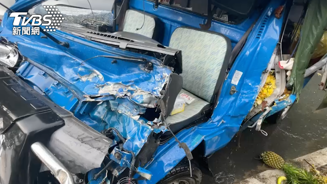 疑精神不濟！載農產品衝對向撞瓦斯車　駕駛噴飛頭破血流