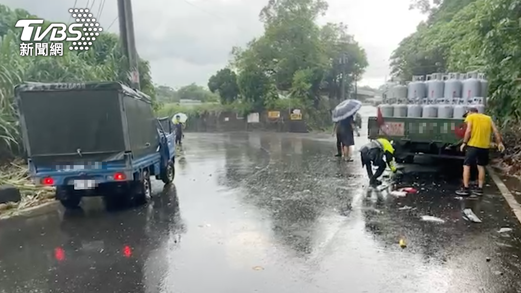 小貨車和瓦斯車擦撞。(圖/TVBS)
