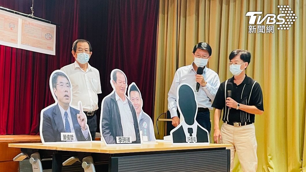 業者李瑞祥(白衣)與友人(黑衣)現身記者會。(圖/TVBS)