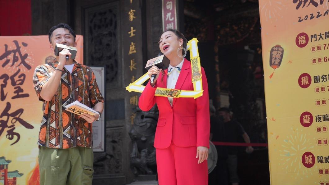 楊繡惠向神明許願,想要買名牌包。(圖/三立提供)