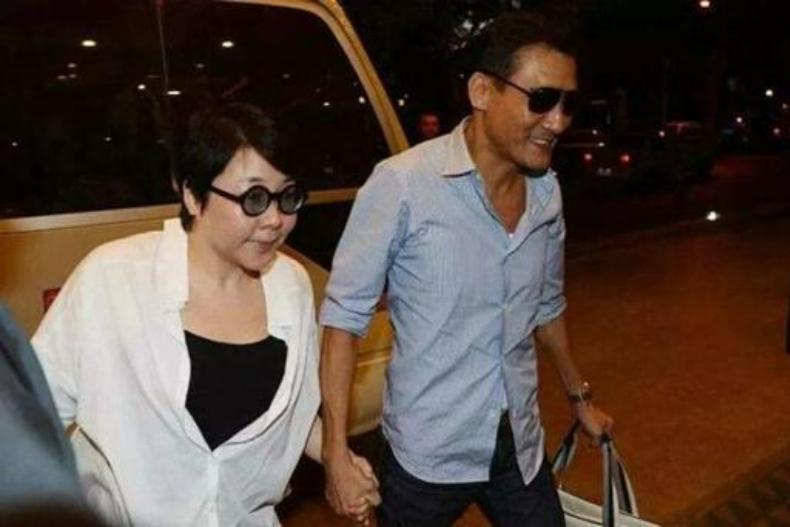梁家輝與妻子江嘉年結婚35年,走到哪都還是手牽手。(圖/翻攝自微博梁家輝超話)