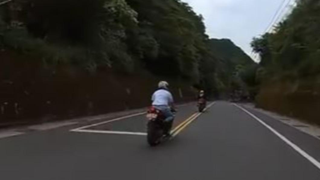 後車拍下重機違規。（圖／翻攝自WoWtchout地圖型行車影像分享平台）